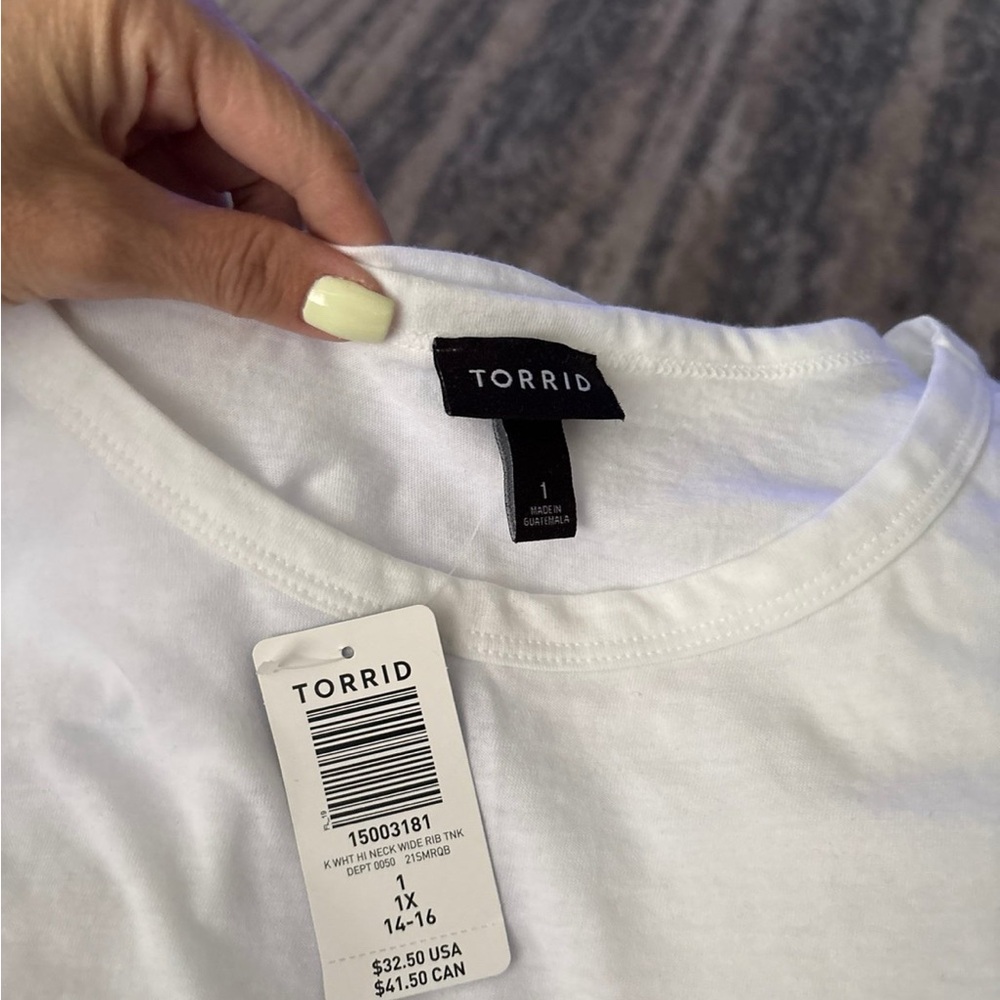 Torrid White Short Sleeve T-Shirt